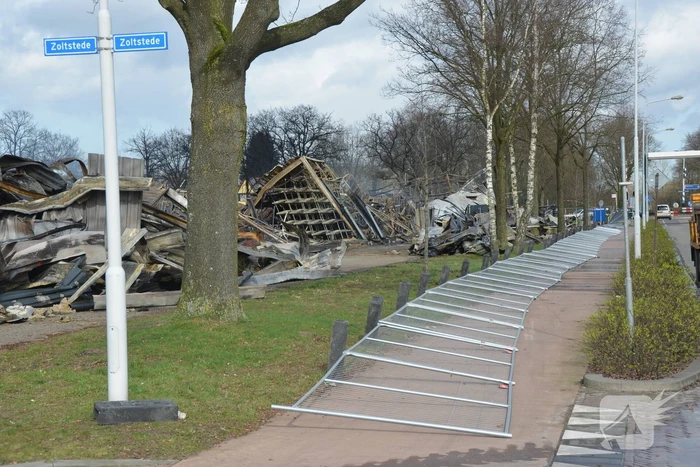 Bedrijfspand van 8000 vierkante meter ingestort na enorme brand