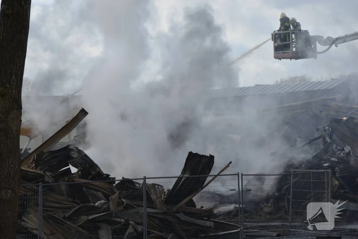 Bedrijfspand van 8000 vierkante meter ingestort na enorme brand