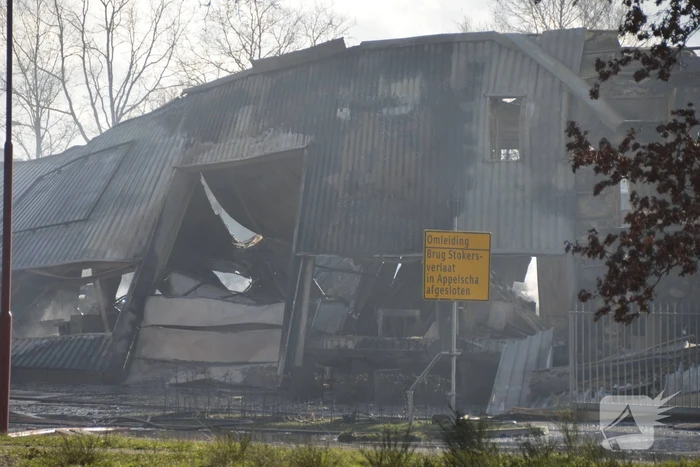 Bedrijfspand van 8000 vierkante meter ingestort na enorme brand