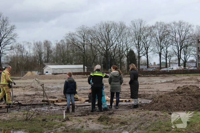 Brandweer bevrijdt jongen uit drijfzand