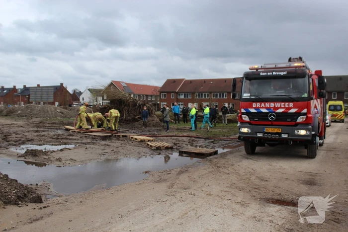 Brandweer bevrijdt jongen uit drijfzand