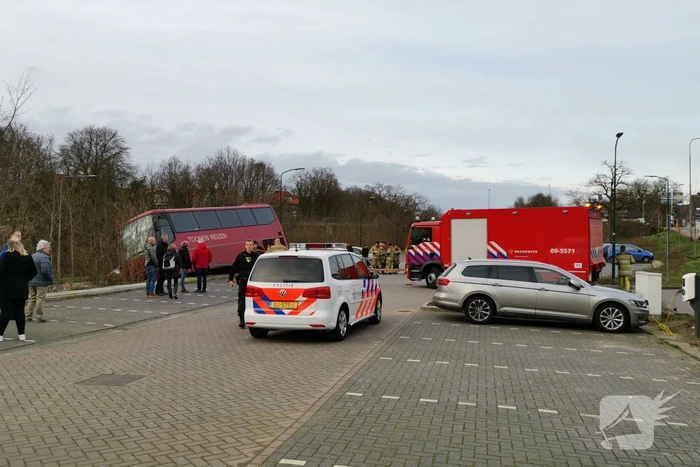 Touringcar rijdt talud af
