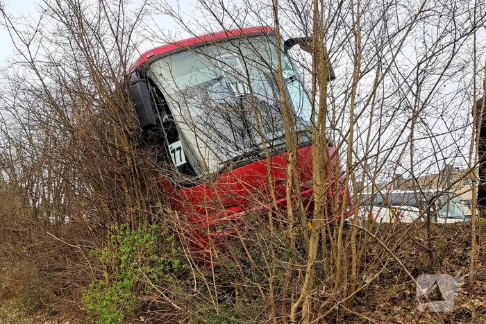 Touringcar rijdt talud af