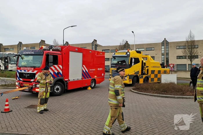 Touringcar rijdt talud af