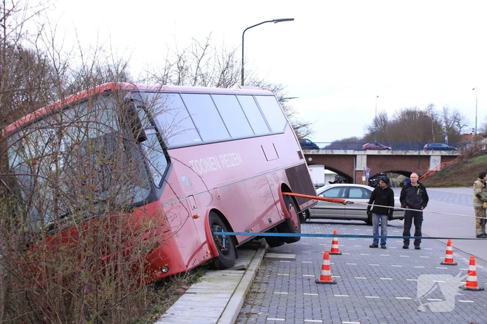 Touringcar rijdt talud af