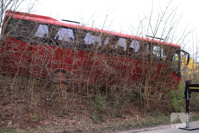 Touringcar rijdt talud af