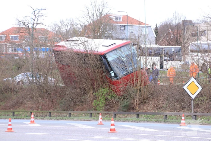 Touringcar rijdt talud af
