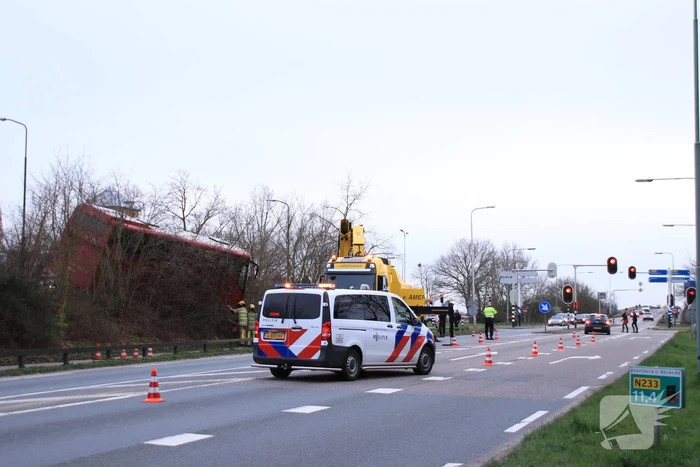 Touringcar rijdt talud af