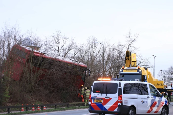 Touringcar rijdt talud af