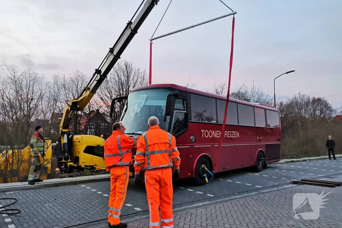 Touringcar rijdt talud af
