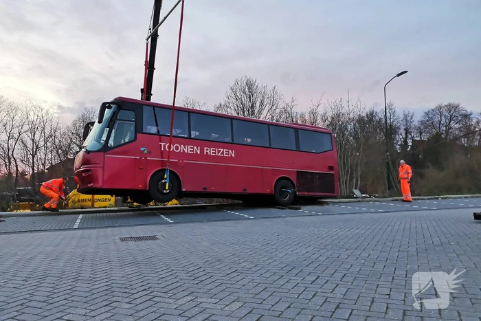 Touringcar rijdt talud af