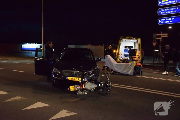 Brommerrijder gewond na aanrijding