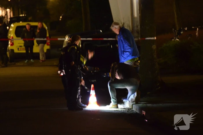 Schoten gelost vanuit rijdende auto
