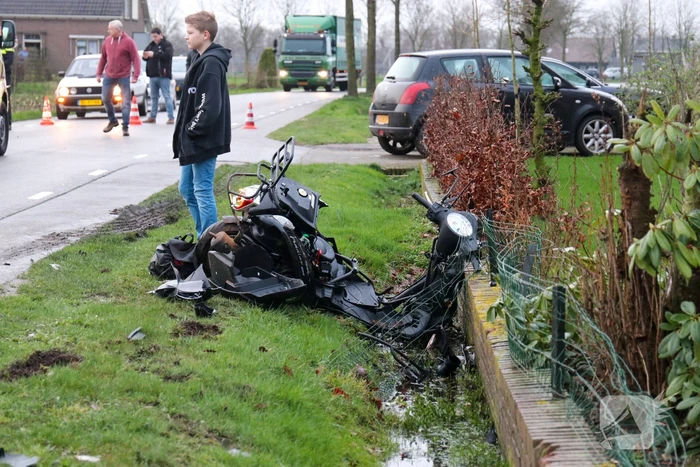Brommer en auto botsen hard op elkaar