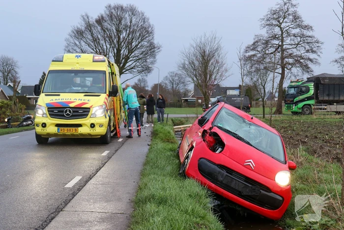 Brommer en auto botsen hard op elkaar