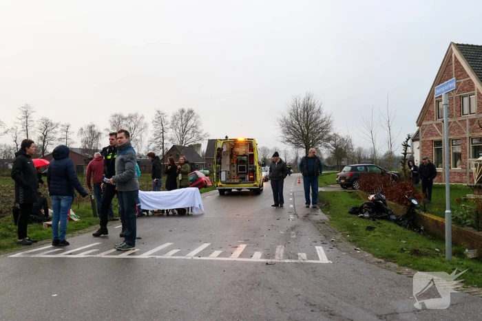 Brommer en auto botsen hard op elkaar