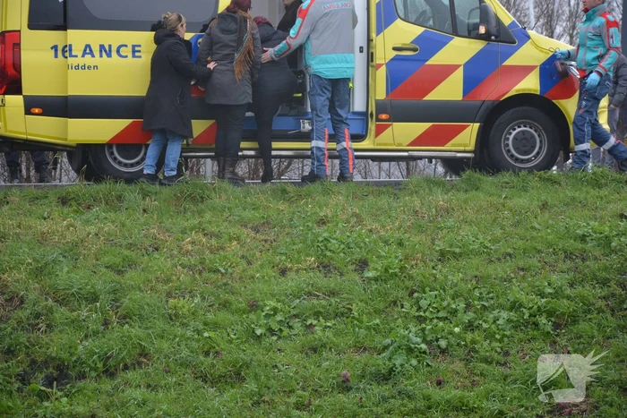 Twee auto's botsen op kruising