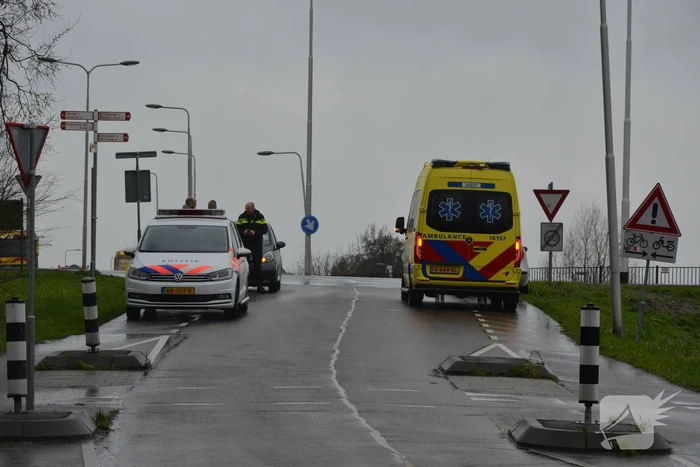 Twee auto's botsen op kruising