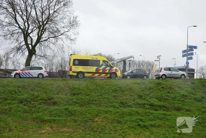 Twee auto's botsen op kruising