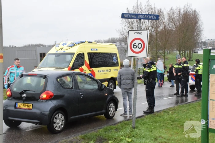Twee auto's botsen op kruising