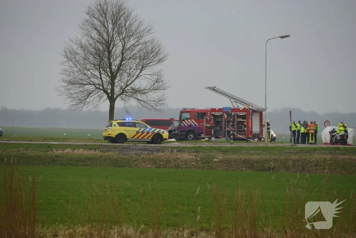 Twee doden bij ernstig ongeluk tussen auto en vrachtwagen