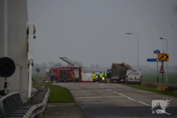 Twee doden bij ernstig ongeluk tussen auto en vrachtwagen