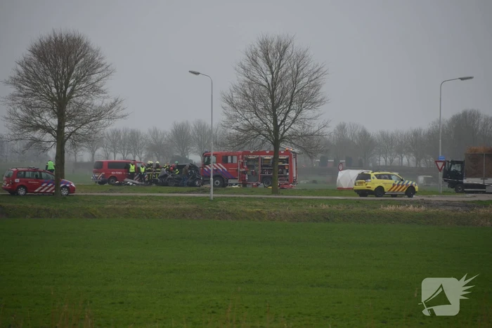 Twee doden bij ernstig ongeluk tussen auto en vrachtwagen