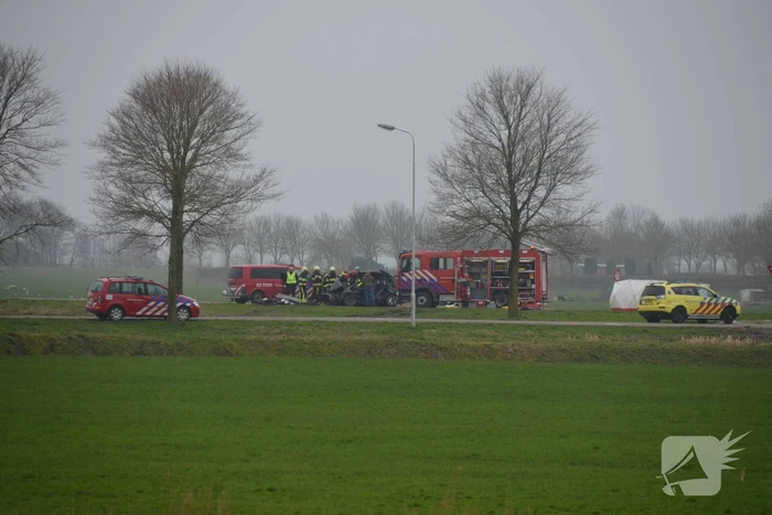Twee doden bij ernstig ongeluk tussen auto en vrachtwagen