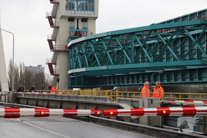 Verkeerschaos door defecte slagboom Algerabrug