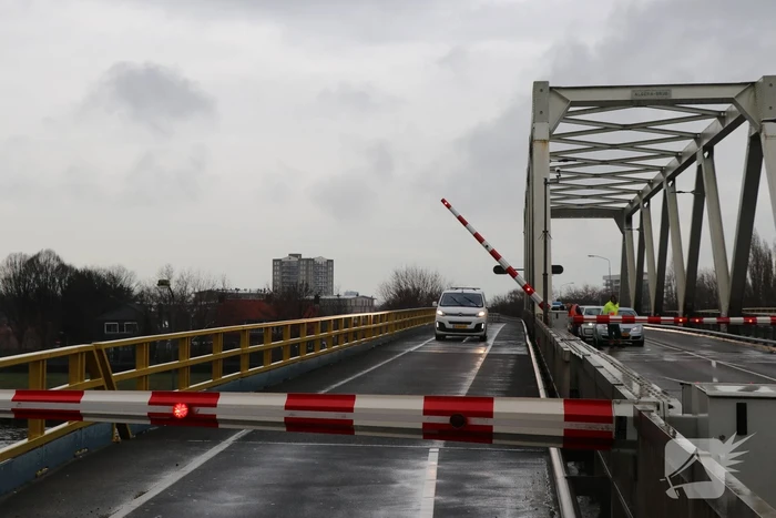 Verkeerschaos door defecte slagboom Algerabrug