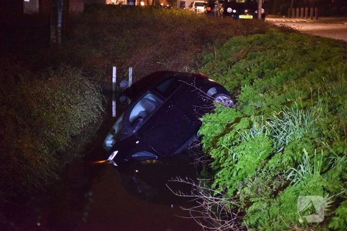 Auto belandt in de sloot bij eenzijdig ongeval