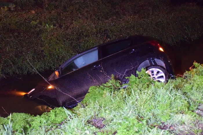 Auto belandt in de sloot bij eenzijdig ongeval