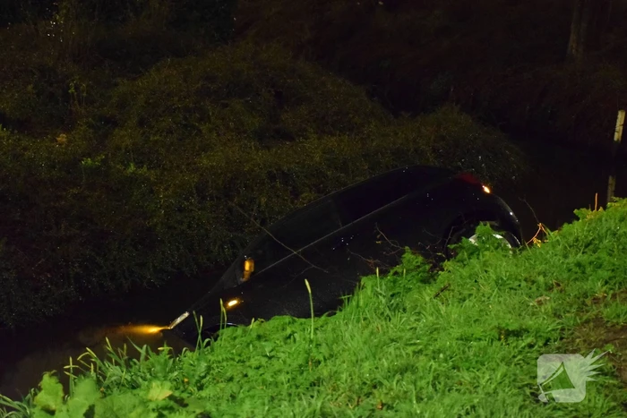 Auto belandt in de sloot bij eenzijdig ongeval