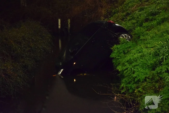 Auto belandt in de sloot bij eenzijdig ongeval