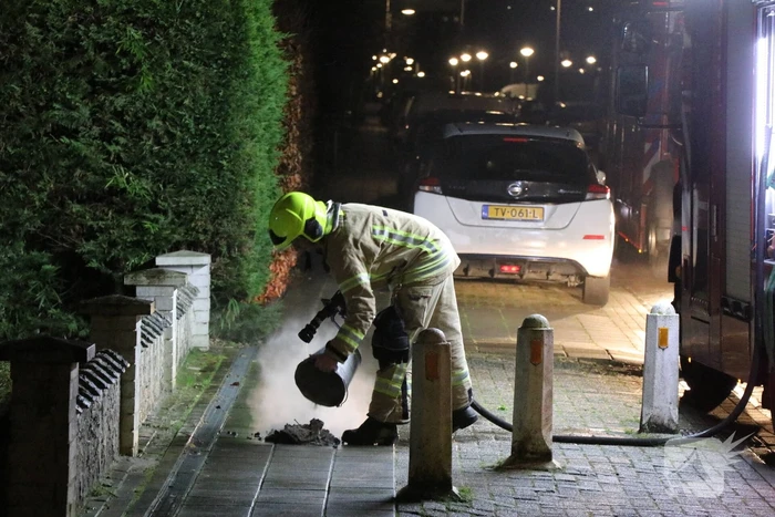 Vlammen slaan uit schoorsteen van woning