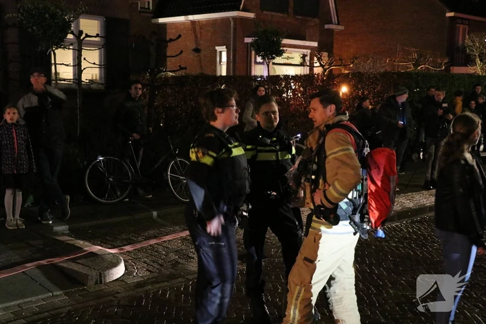 Vlammen slaan uit schoorsteen van woning
