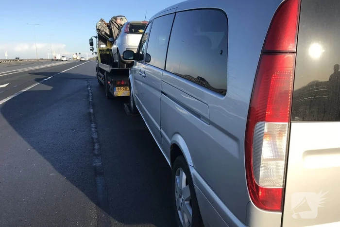 Auto's botsen op Volkerakbrug