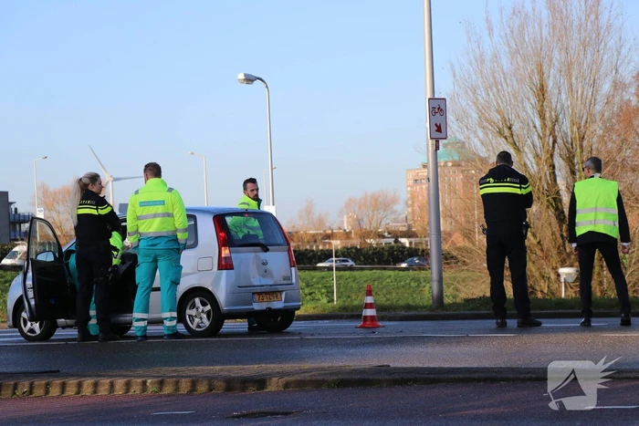 Automobiliste gewond bij aanrijding voor stoplicht
