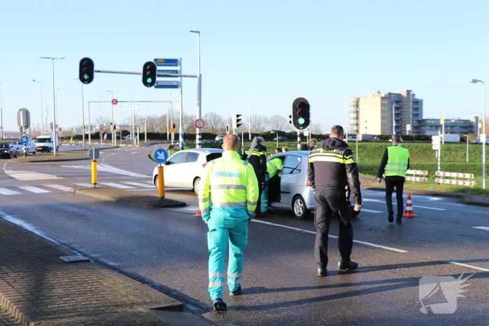 Automobiliste gewond bij aanrijding voor stoplicht