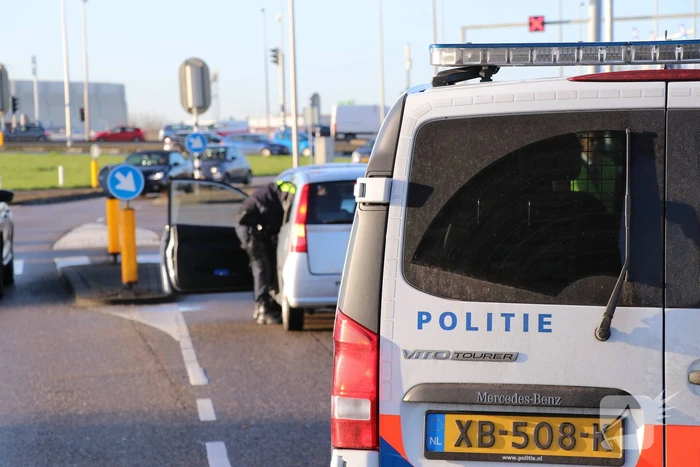 Automobiliste gewond bij aanrijding voor stoplicht
