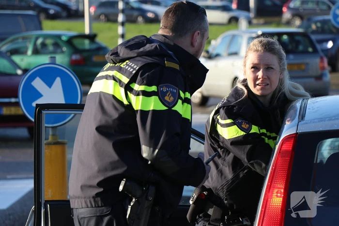 Automobiliste gewond bij aanrijding voor stoplicht
