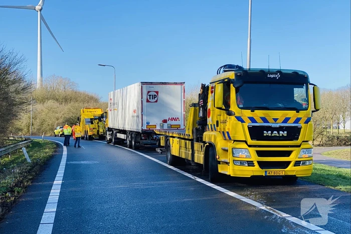 A59 dicht nadat vrachtwagen oplegger verliest