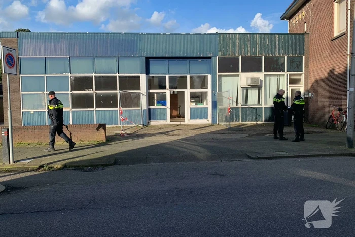 Politie doet inval in oude timmerfabriek