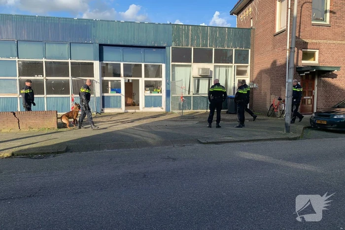 Politie doet inval in oude timmerfabriek