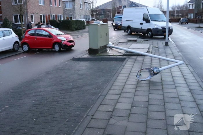 Auto botst op lantaarnpaal