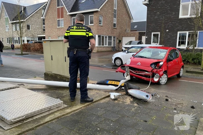 Auto botst op lantaarnpaal