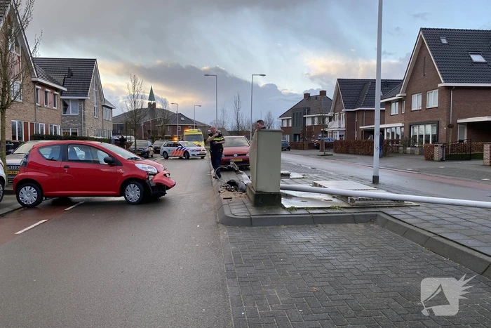 Auto botst op lantaarnpaal