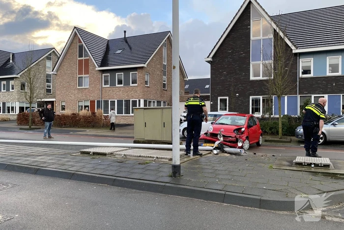 Auto botst op lantaarnpaal