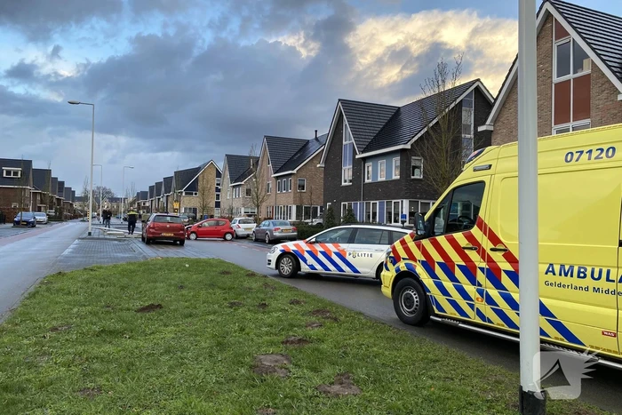 Auto botst op lantaarnpaal