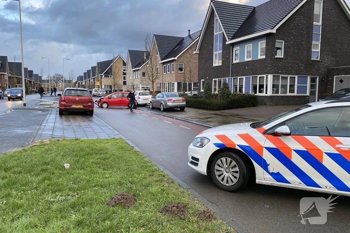 Auto botst op lantaarnpaal